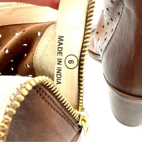 Journee Collection Ulima Leather Block Heel Bootie Walnut Brown Women’s Size 6 - Picture 12 of 16